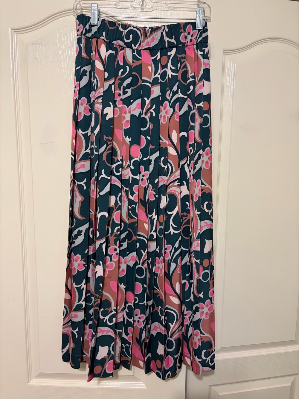 Tuckernuck X Cameran Eubanks Wimberly Magnolia
Chintz Indre Floral pleated skirt - Picture 2 of 8